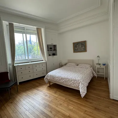 Apartment Luxurious 2 Bedroom Apartment, Located In Avenue George V *
