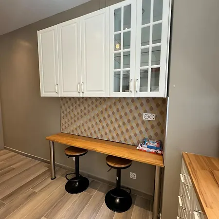 Apartment Luxurious 2 Bedroom Apartment, Located In Avenue George V