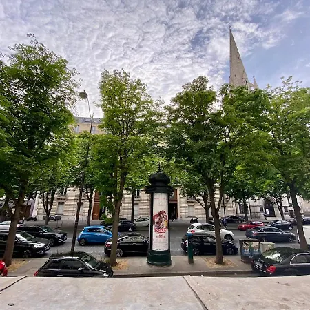 Luxurious 2 Bedroom Apartment, Located In Avenue George V Paris