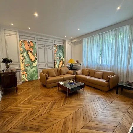 Luxurious 2 Bedroom Apartment, Located In Avenue George V * Paris